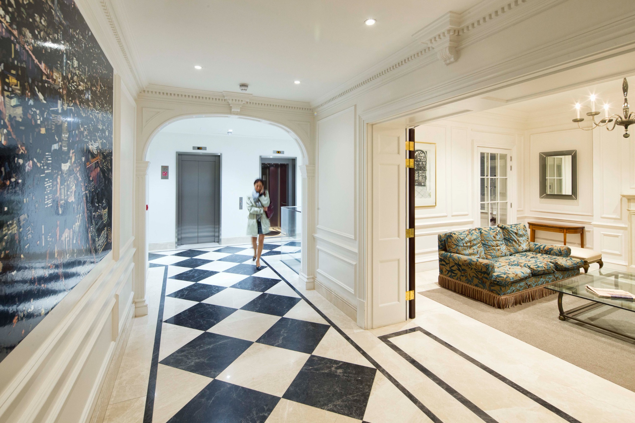 Bright and welcoming hallway at Beaumont Coleman Street featuring premium finishes, seating areas and a professional business environment.