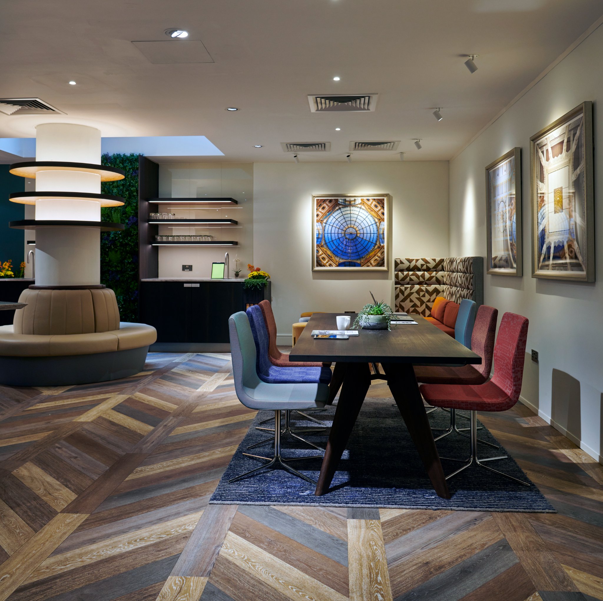 Contemporary workspace at Beaumont Mayfair featuring flexible seating, premium furnishings and an environment designed for collaboration.
