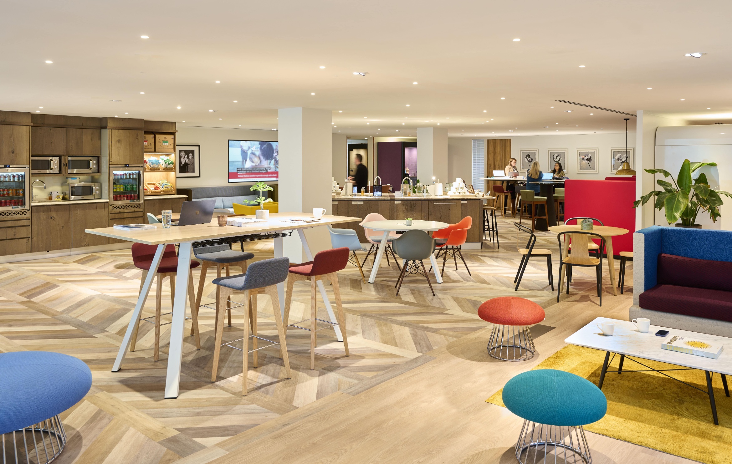 Open-plan business lounge at Beaumont Midtown featuring flexible seating, collaborative workspace and complimentary snacks and drinks for clients and occupiers.