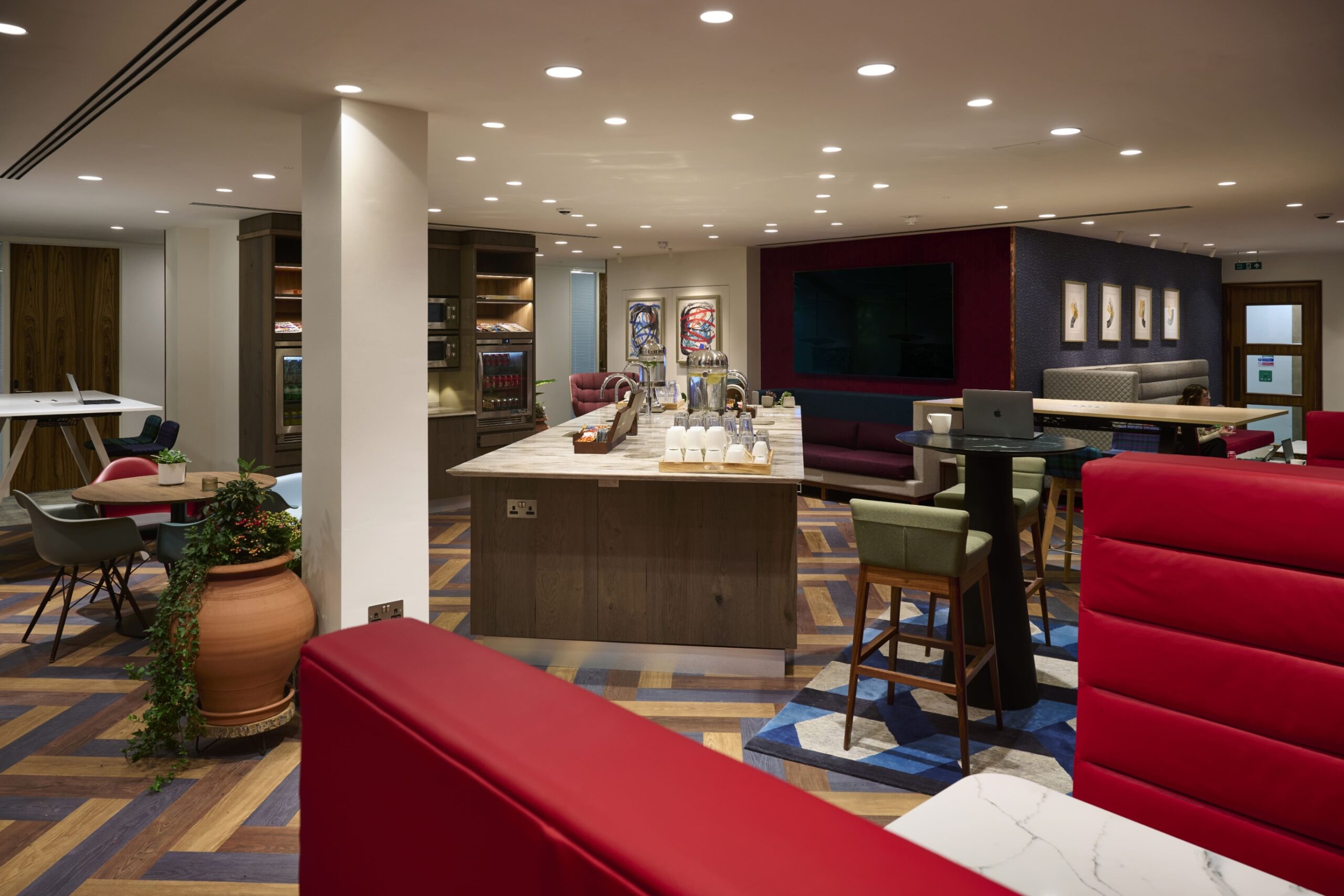 Spacious business lounge at Beaumont Moorgate offering flexible seating, breakout areas and complimentary refreshments.