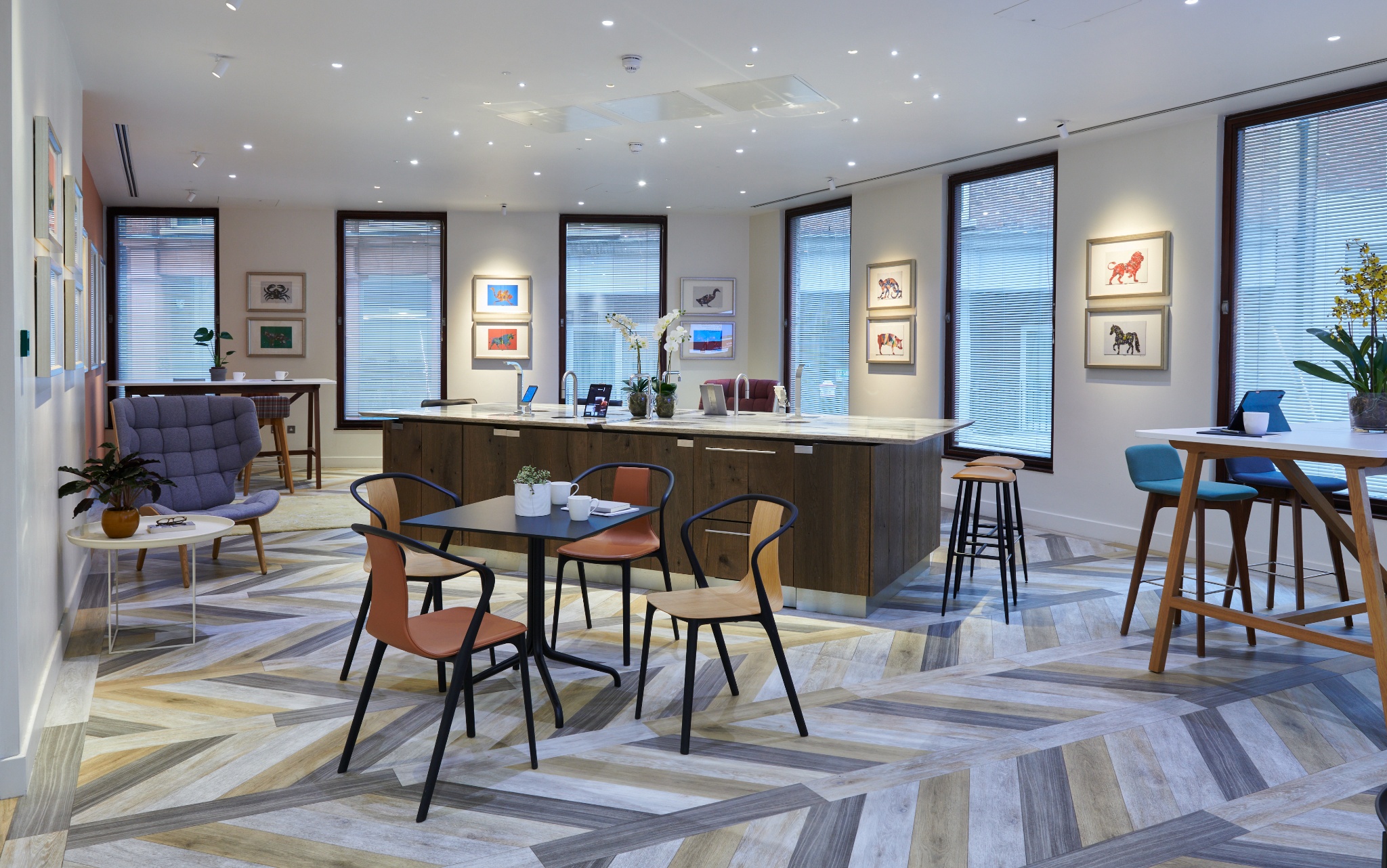 Spacious business lounge at Beaumont St Pauls offering flexible seating, meeting areas and a premium office environment.