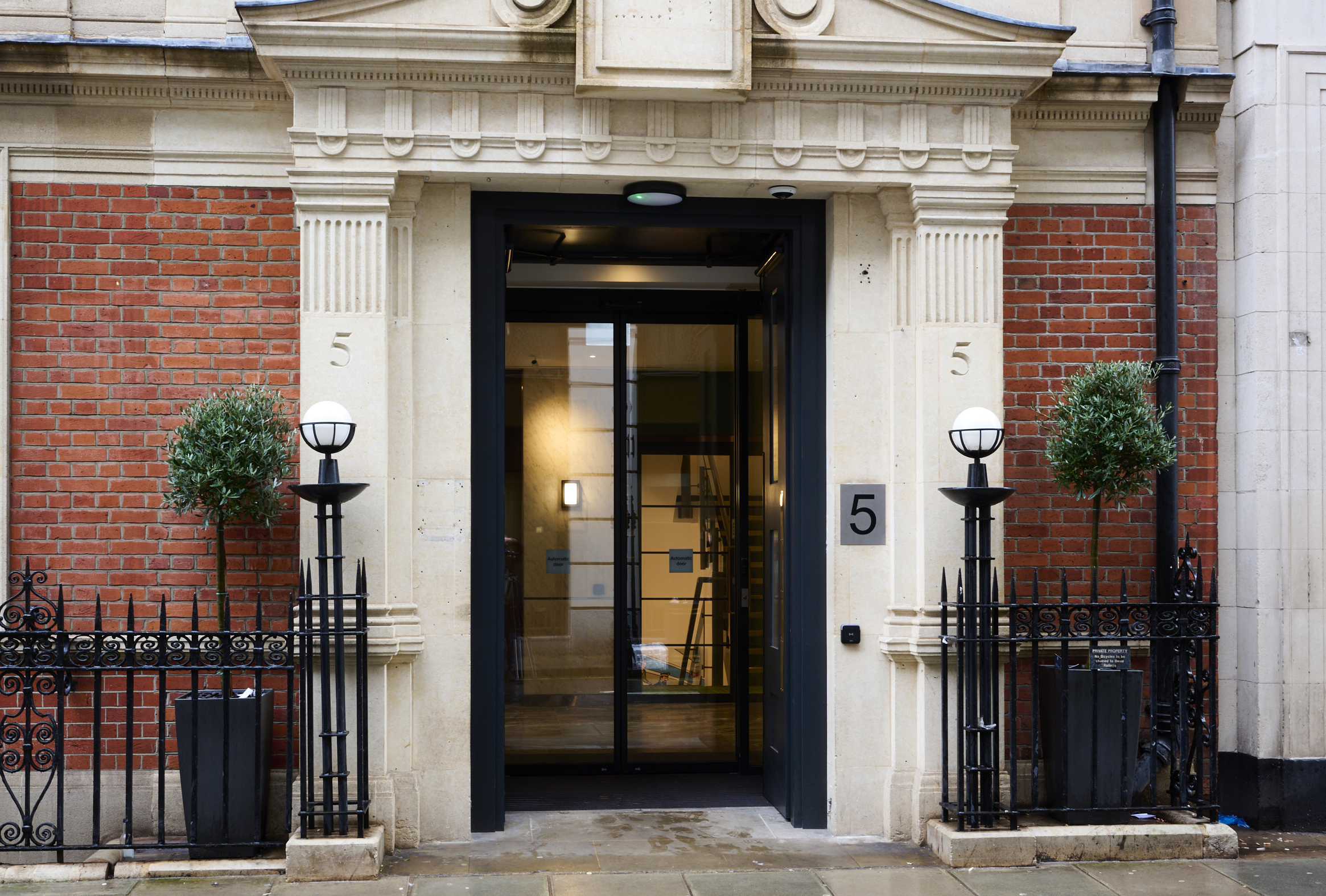 Beaumont Green Park provides premium private offices, business lounges and state-of-the-art meeting rooms in central London.